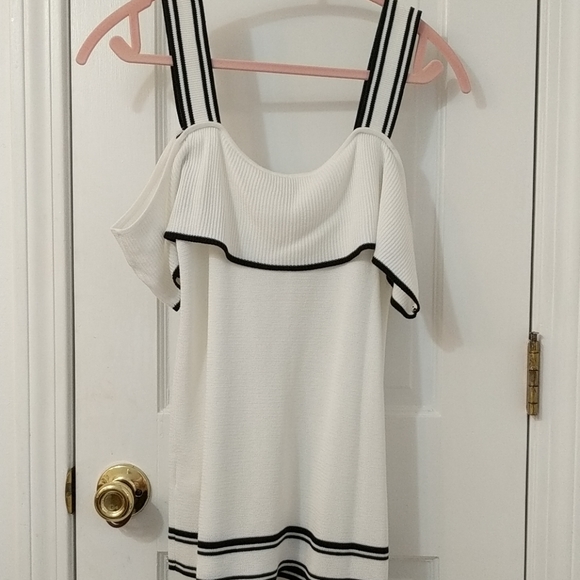 Black and White Top - Picture 4 of 4